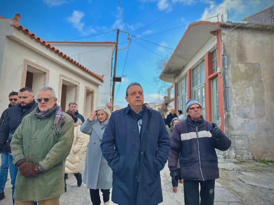 Βρίσα: Μόνη, Ξεχασμένη. 1 Φάμελλος: Η επίσκεψή μας εδώ στη σεισμόπληκτη Βρίσα αποδεικνύει την εγκατάλειψή της από τον κ. Μητσοτάκη