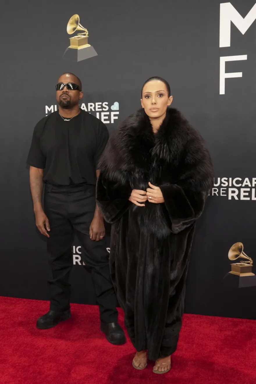 Βιάνκα Τσενσόρι: Γυμνή στο κόκκινο χαλί των Grammy και απο expelled από την τελετή 1 Bianca Censori: Εμφανίστηκε γυμνή στο κόκκινο χαλί των Grammy, την έδιωξαν από την τελετή